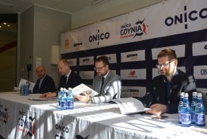 // fot. gdyniasport.pl. Zdjęcie ukazujące prelegentów na konferencji prasowej ONICO Gdynia Półmaraton