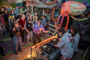 Na otwarcie festiwalu zagrał Fried Rice Crew - gdyński kolektyw DJ-&oacute;w. (fot. Paweł J&oacute;źwiak)