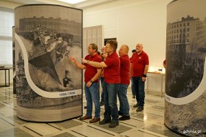 Męski Ch&oacute;r Szantowy &bdquo;Zawisza Czarny&rdquo; podczas oglądania wystawy &bdquo;Gdynia x 10&rdquo;