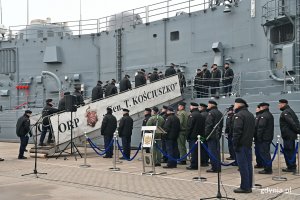 Marynarze wchodzący na pokład fregaty ORP „Gen. T. Kościuszko” po zakończeniu uroczystego pożegnania jednostki // fot. Magdalena Czernek