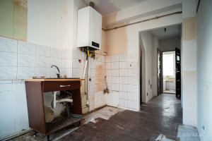 Wnętrze jednego z mieszkań komunalnych w Gdyni, kt&oacute;re wymaga remontu i zostanie uwzględnione w programie (fot. Kamil Złoch)