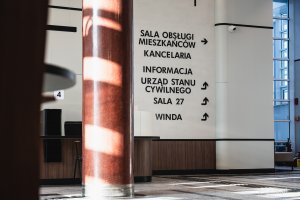 Sala Obsługi Mieszkańc&oacute;w w Urzędzie Miasta Gdyni po remoncie (fot. Kamil Złoch)