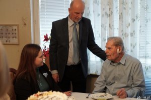 Spotkanie było okazją do wspomnień i rozm&oacute;w o Gdyni. Na zdjęciu: prezydent gdyni Aleksandra Kosiorek wraz z jubilatem Stanisławem Soszyńskim i synem (fot. Magda Śliżewska)