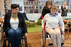 Instruktaż z poruszania się na w&oacute;zku inwalidzkim w Bibliotece z Pasją