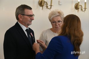 Prezydent Aleksandra Kosiorek przypina medal seniorowi
