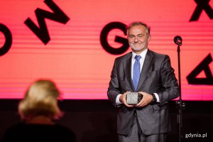 Nagrody wręczał laureatom prezydent Gdyni Wojciech Szczurek // fot. Karol Stańczak