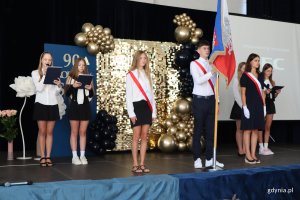Jubileusz 90-lecia SP 8 w Gdyni, na zdjęciu poczet sztandarowy (fot. K. Balcerzak)