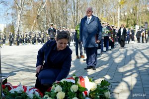 Alina Baaske – pełnomocniczka wojewody pomorskiej ds. integracji środowisk kombatanckich i koordynacji ich działań składająca kwiaty pod pomnikiem Ofiar Katynia podczas uroczystości z okazji Dnia Pamięci Ofiar Zbrodni Katyńskiej 