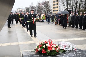 Poseł Rafał Siemaszko składający kwiaty podczas uroczystości z okazji 98. rocznicy nadania Gdyni praw miejskich