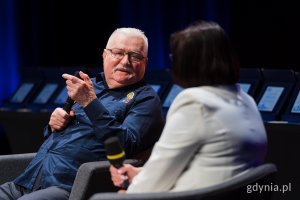 Prezydent Lech Wałęsa udziela wywiadu na scenie ECS-u