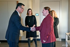 Prezydent Gdyni Aleksandra Kosiorek wita się z Jeffem Y. J. Liu –  dyrektorem Biura Przedstawicielstwa Tajpej w Polsce podczas spotkania w Urzędzie Miasta Gdyni 
