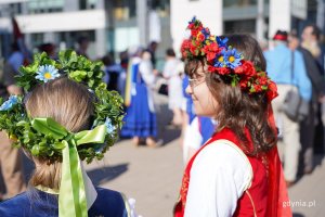 na zdjęciu młodzież w uroczystych i kaszubskich strojach