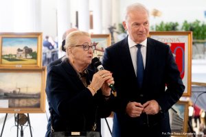 Posłanka Henryka Krzywonos-Strycharska i senator Sławomir Rybicki podczas otwarcia wystawy &bdquo;100 obraz&oacute;w na 100-lecie Gdyni&rdquo; w Sejmie RP