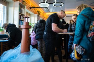 Gra miejska oparta na spektaklu &bdquo;Majka z Kajtkiem jadą trajtkiem&rdquo; (fot. Kamil Złoch)