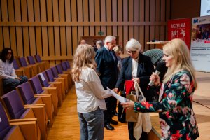 Przewodnicząca Rady Miasta Joanna Zielińska wręcza nagrody / fot. Uniwersytet WSB Merito Gdynia