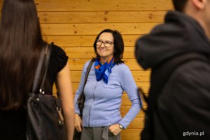 Nauczycielka w niebieskim sweterku