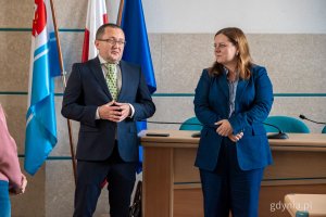 Konsul Generalny Ukrainy w Gdańsku Oleksandr Płodystyi i prezydent Gdyni Aleksandra Kosiorek. Wizyta grupy dzieci i młodzież z ukraińskiego Nikopola w Urzędzie Miasta Gdyni i spotkanie z prezydent Aleksandrą Kosiorek (fot. Kamil Złoch)