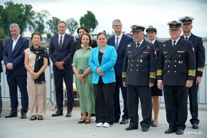 Od prawej: przedstawiciele Marynarki Wojennej RP, prezydent Gdyni Aleksandra Kosiorek, wiceprezydent Rafał Geremek, Mariola Śrubarczyk-Cichowska - wiceprzewodnicząca Rady Miasta Gdyni, radna Larysa Kramin, Piotr Kajut - doradca wicewojewody pomorskiego Emila Rojka oraz Hanna Wenda-Uszyńska - wnuczka inż. Tadeusza Wendy podczas uroczystości z okazji 162. rocznicy urodzin inż. Tadeusza Wendy