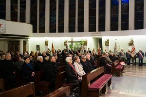 Na zdjęciu m.in. radni Gdyni Joanna Zielińska, Beata Horała i Łukasz Strzałkowski, Krzysztof Kozubowski ze stowarzyszenia Gdynian Wysiedlonych oraz senator Sławomir Rybicki