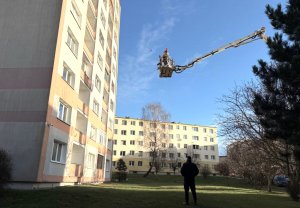 Wysięgnik na tle nieba