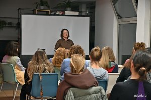 Kinga Fromlewicz &ndash; menoedukatorka podczas spotkania &bdquo;Twoje ciało w nowym rytmie. O perimenopauzie i menopauzie&rdquo; w ramach cyklu &bdquo;Marzec Kobiet: Port Dobrostan&rdquo; wraz z uczestniczkami prelekcji 