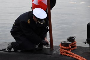 Uroczystość ostatniego opuszczenia bandery na ORP Kondor / fot. Michał Puszczewicz