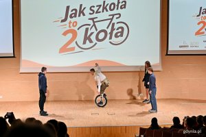 Występ artystyczny na scenie podczas finału kampanii &bdquo;Jak szkoła to dwa koła&rdquo; w Pomorskim Parku Naukowo-Technologicznym