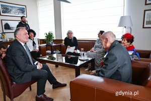 Janina i Józef Aleksander Kwiatkowscy z Gdyni obchodzili niedawno 68 rocznicę zawarcia małżeństwa. Z dostojnymi jubilatami spotkał się prezydent Gdyni, Wojciech Szczurek. Fot. Magdalena Czernek