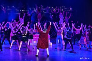 Zdjęcie z próby „Koncertu Sylwestrowego” w Teatrze Muzycznym w Gdyni. Scena zbiorowa // fot. Magdalena Czernek