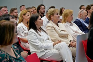 Uczestnicy ceremonii wręczenia plakiet Michelin 2026. Wśr&oacute;d nich: Mariola Śrubarczyk-Cichowska &ndash; wiceprzewodnicząca Rady Miasta Gdyni i radna Teresa Bysewska 