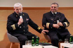Debata rektor&oacute;w "Gdynia! Wyb&oacute;r na dziś. Miasto na jutro". Na zdjęciu rektorzy gdyńskich uczelni: kontradmirał prof. dr hab. Tomasz Szubrycht z Akademii Marynarki Wojennej, prof. dr hab. inż. kpt. ż.w. Adam Weintrit z Uniwersytetu Morskiego