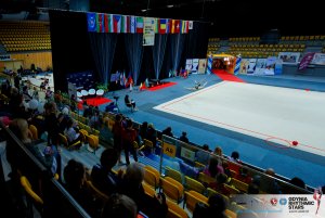 Wnętrze Gdyni Arena, widać siedziska publiczności oraz arenę na której występują zawodniczki