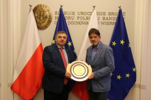 prof. dr hab. inż. kpt. ż. w. Adam Weintritt - rektor Uniwersytetu Morskiego w Gdyni i kpt. ż. w. Rafał Szymański - komendant „Daru Młodzieży” trzymają Sultan Qaboos Sailing Trophy