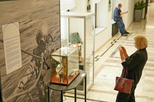 Jedna z uczestniczek wernisażu przyglądająca się wystawie &bdquo;Gdynia x 10&rdquo;