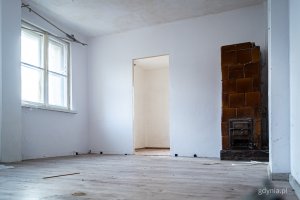 Wnętrze jednego z mieszkań komunalnych w Gdyni, kt&oacute;re wymaga remontu i zostanie uwzględnione w programie (fot. Kamil Złoch)