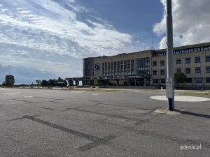na zdjęciu plac przy nabrzeżu
