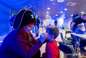 Animatorka maluje dziecku ozdobnie buzie