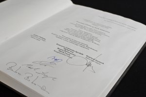   Do księgi kondolencyjnej wyłożonej w gdyńskim magistracie wpisał się prezydent Gdyni, Wojciech Szczurek i jego zastępcy, fot. Jan Ziarnicki