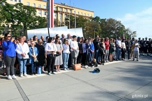 Mieszkańcy biorący udział w uroczystości z okazji 84. rocznicy utworzenia Polskiego Państwa Podziemnego 