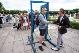 Przejście przez symboliczne Drzwi do Tolerancji // fot. Dawid Linkowski