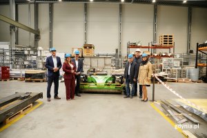 Spotkanie w gdyńskiej firmie Hydromega. Na zdjęciu widoczni przedstawiciele firmy oraz Aleksandra Kosiorek, prezydent Gdyni i Tomasz Augustyniak, wiceprezydent Gdyni. 