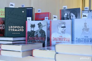 Książki ustawione na jednym z plenerowych stoisk // fot. Magdalena Czernek