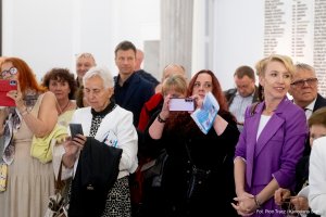 Uczestnicy otwarcia wystawy &bdquo;100 obraz&oacute;w na 100-lecie Gdyni&rdquo; zgromadzeni w Sejmie RP 