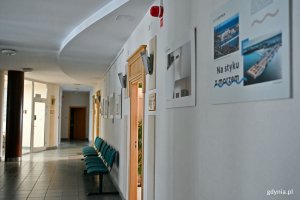 Wystawa &bdquo;Gdynia Miasto Modernizmu&rdquo; prezentowana w Galerii Ratusz na pierwszym piętrze gł&oacute;wnego budynku Urzędu Miasta Gdyni