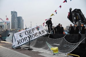 28 listopada przy Nabrzeżu Pomorskim odbyła się uroczystość podniesienia bandery na okręcie ORP Kormoran // fot. Michał Puszczewicz