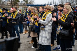 Radni Rady Miasta Gdyni, od prawej m.in. Beata Zastawna, Teresa Bysewska, Norbert Anisowicz, Monika Strzałkowska. Symboliczne odsłonięcie tablicy z nazwą placu Janusza Kupcewicza przy Stadionie Miejskim w Gdyni (fot. Kamil Złoch)