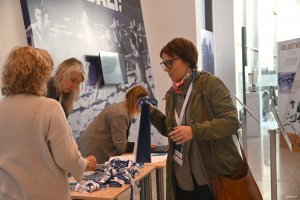 Kobieta rejestruje swój udział