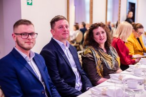 Kilak os&oacute;b siedzi przy świątecznym stole