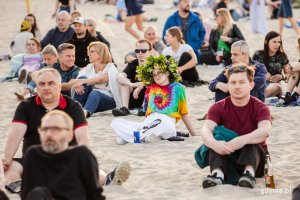 Ludzie czekają na koncert na plaży
