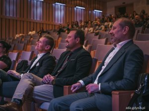 widoczne osoby na sali wykładowej, trwający wykład